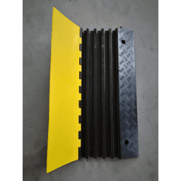 Protector de Cable de 5 Canales / Base de Goma y Tapa de Plástico / Capacidad 4.6 Toneladas / Canal 38x35MM / Longitud 90 cm / Amarillo y Negro