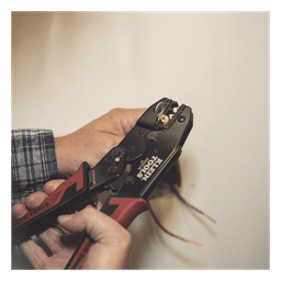 Pinza Ponchadora para Terminales con Aislamiento en Cable de Cobre Sólido y Trenzado de 10-22 AWG.