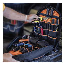 Mochila para Herramientas Tradesman Pro™ de 44.5 cm en Color Negro con 35 Bolsillos (No incluye herramientas).