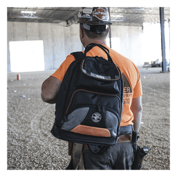 Mochila para Herramientas Tradesman Pro™ de 44.5 cm en Color Negro con 35 Bolsillos (No incluye herramientas).