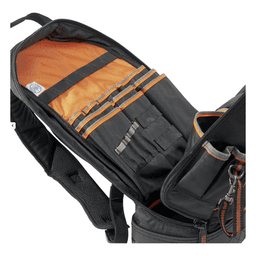 Mochila para herramientas Tradesman Pro™ de 36,8 cm en color negro con 39 bolsillos (No incluye herramientas).