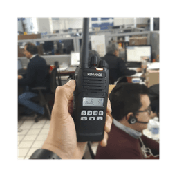 Radio portátil VHF 136-174 MHz, Analógico, 5 Watts, 260 Canales, 9 Teclas, GPS, MIL-STD-810, GPS*, Inc. antena, batería, cargador y clip