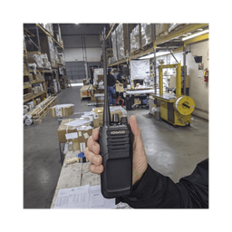 Radio portátil UHF 400-470 MHz, Analógico, 5 Watts, 64 Canales, GPS*, IP55, MIL-STD-810, Inc. antena, batería, cargador y clip
