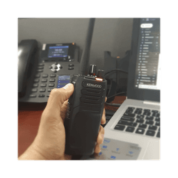 Radio portátil UHF 400-470 MHz, Analógico, 5 Watts, 64 Canales, GPS*, IP55, MIL-STD-810, Inc. antena, batería, cargador y clip